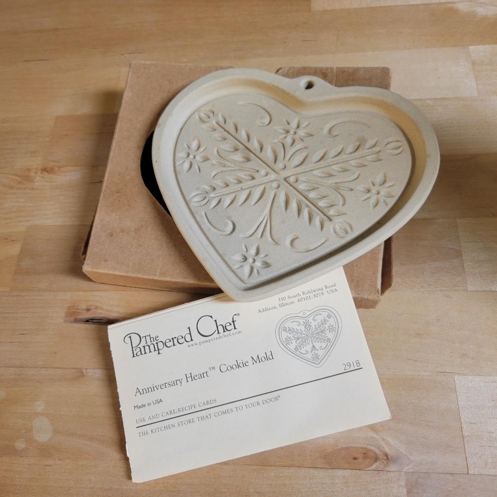 Pampered Chef 2000 Anniversary Heart Cookie Mold Family Heritage Stoneware